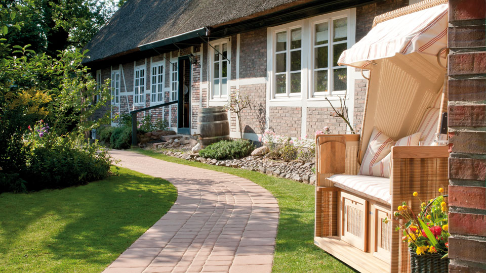 NEUE <br >STEINE. <br >NEUER <br >GARTEN.<br >SPRING 2013.